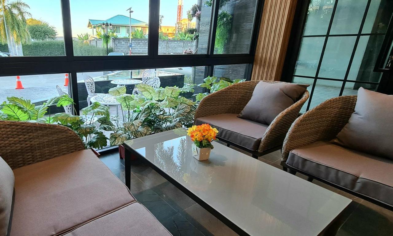 The Room Boutique Hotel サコンナコン エクステリア 写真
