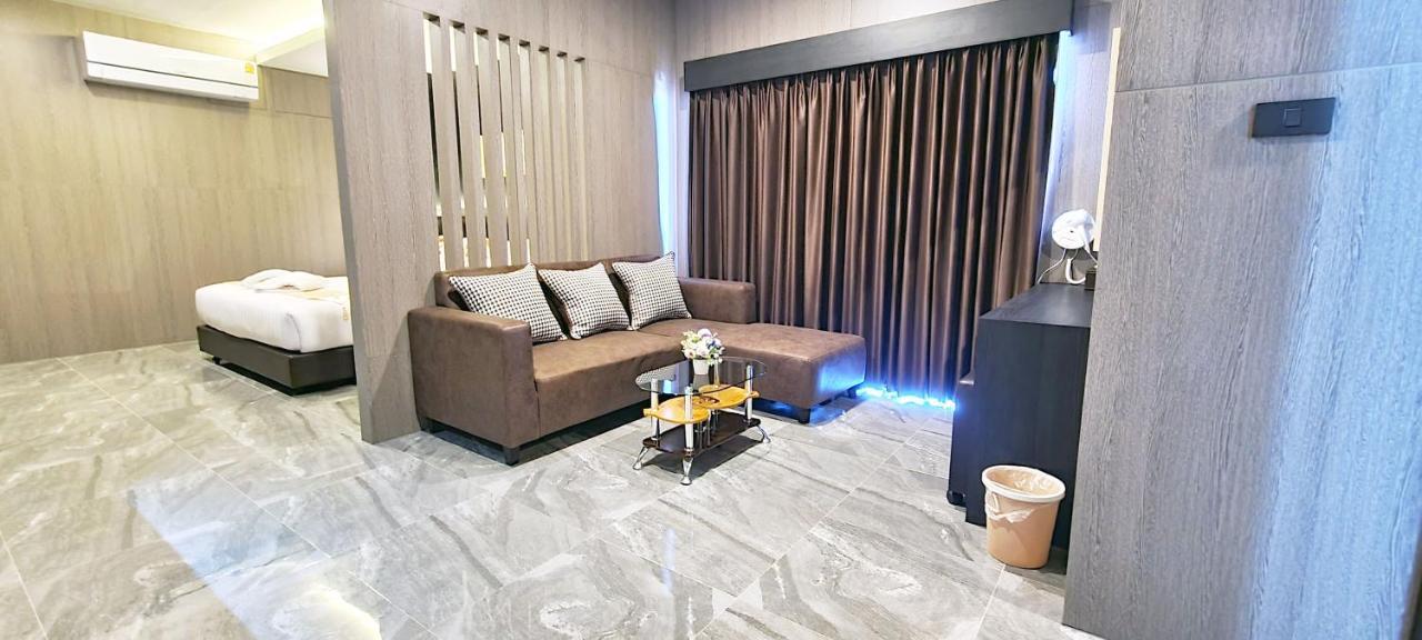 The Room Boutique Hotel サコンナコン エクステリア 写真